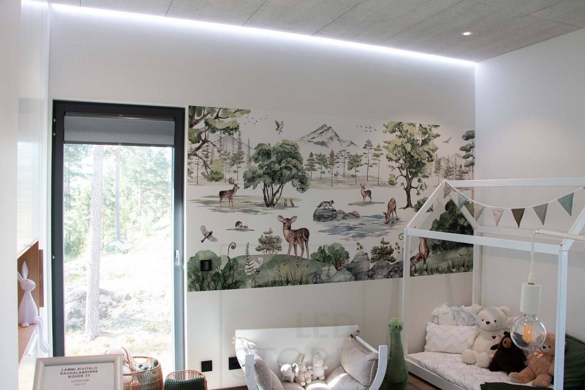 Feria de la Vivienda 2022: Cinta de leds en un estrecho perfil enrasado, borde de baldosa acústica KONTO gris, habitación infantil. Ledstore.fi