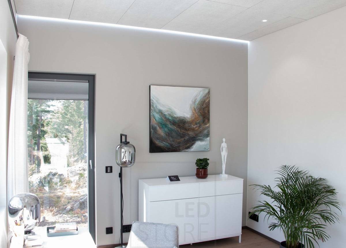 Feria de la Vivienda 2022: Cinta de leds en un estrecho perfil enrasado, en el borde de un panel acústico KONTO gris. Ledstore.fi