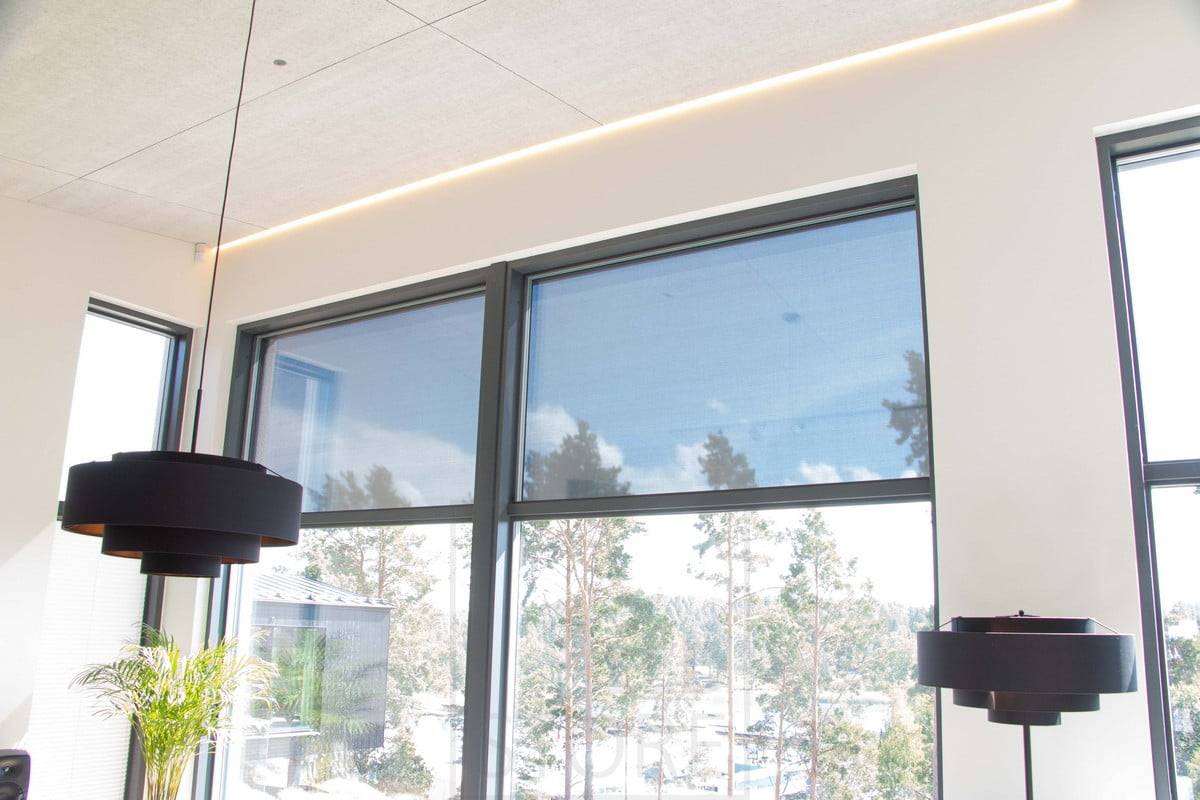 Feria de la Vivienda 2022: Cinta de leds en un estrecho perfil enrasado, KONTO en el borde de un panel acústico. Ledstore.fi