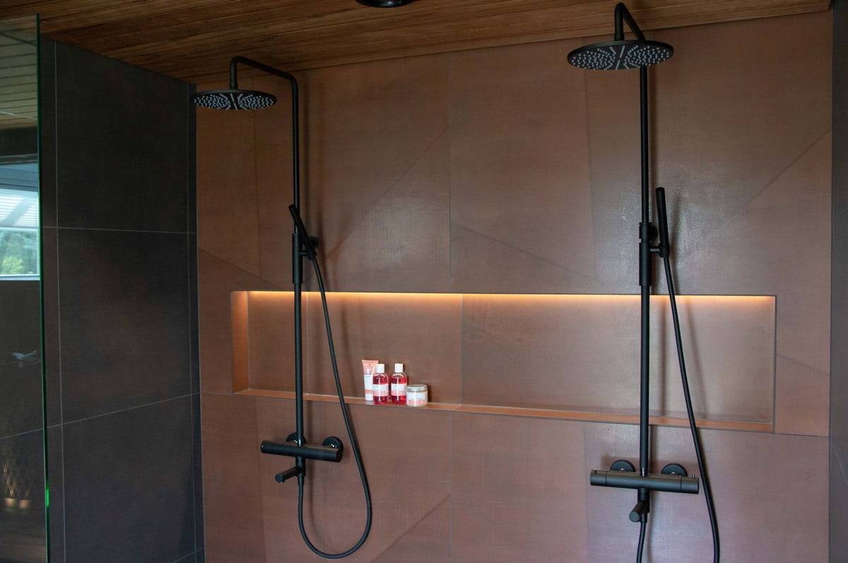 Feria de la Vivienda 2022: Perfil led en un estante para detergente en la ducha. Ledstore.fi