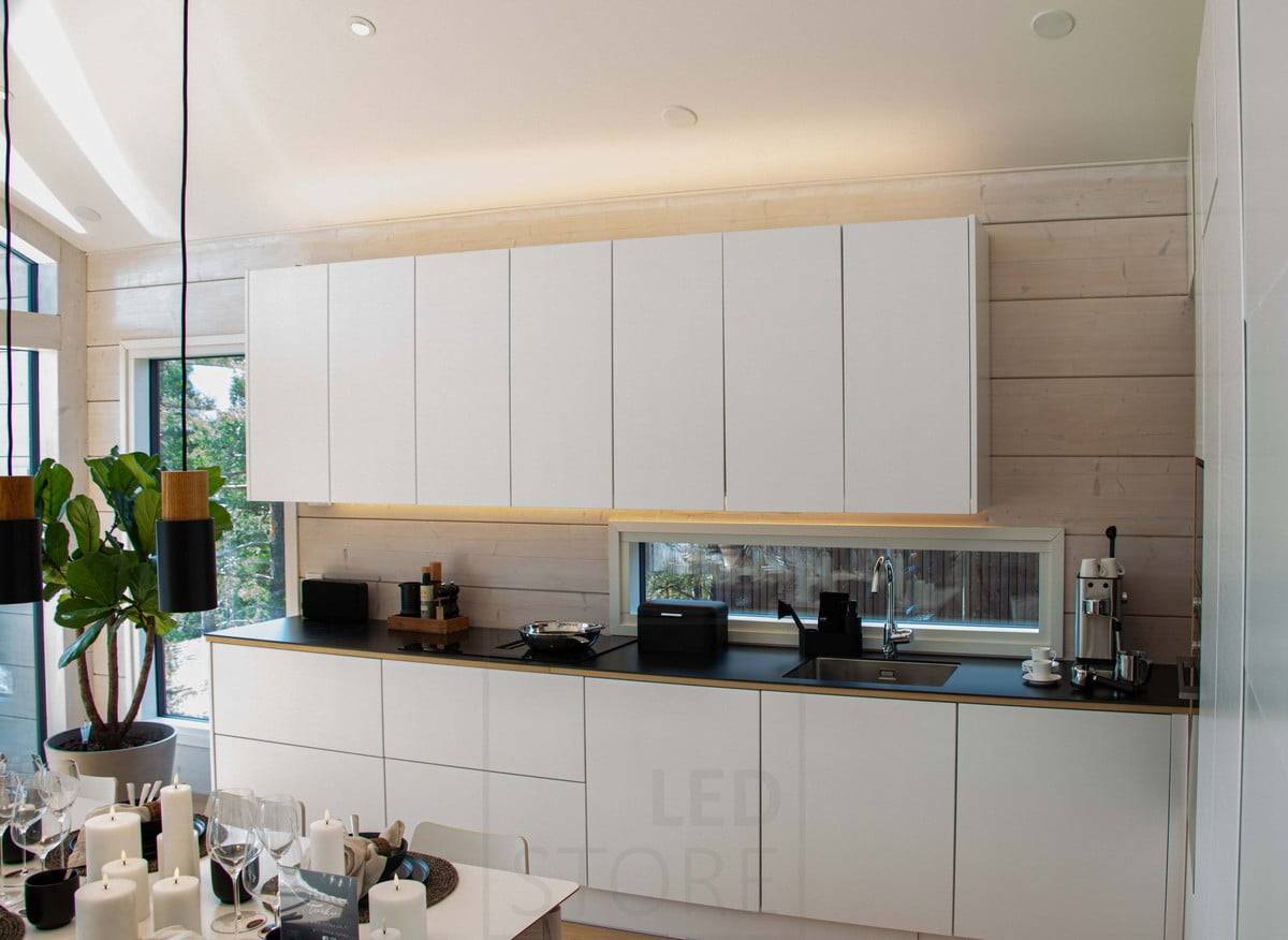 Feria de la Vivienda 2022: tira de luz led en la cocina debajo y encima del armario. Ledstore.fi