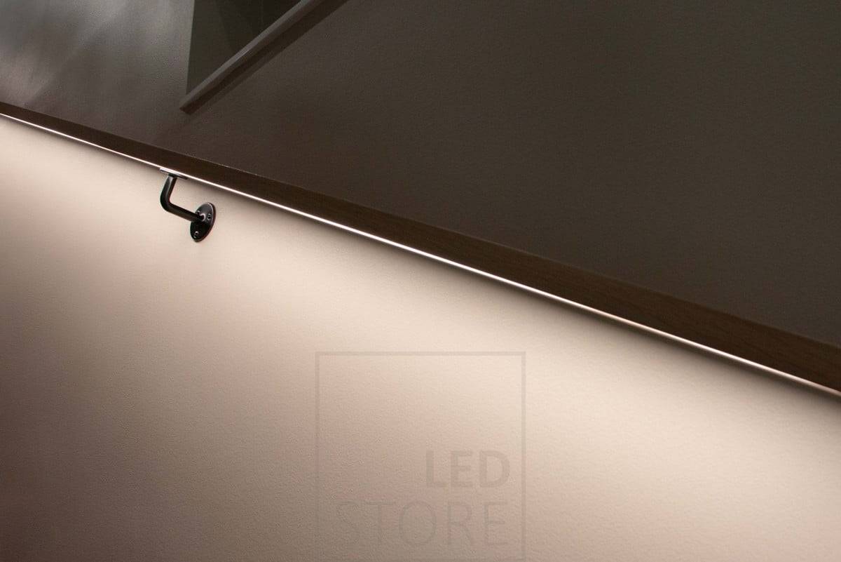 Feria de la Vivienda 2022: tira led ranurada en el pasamanos de la escalera. Ledstore.fi