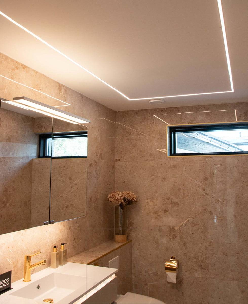 Feria de la Vivienda 2022: Perfil led estrecho empotrado en el techo de escayola de un lavabo. Ledstore.fi