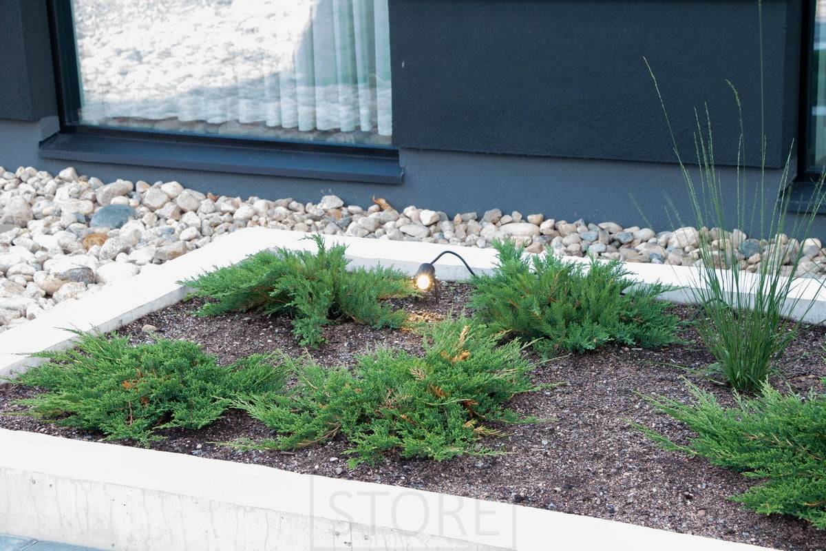 Feria de la Vivienda 2022: Luminaria de barro TILT en una jardinera. Ledstore.fi