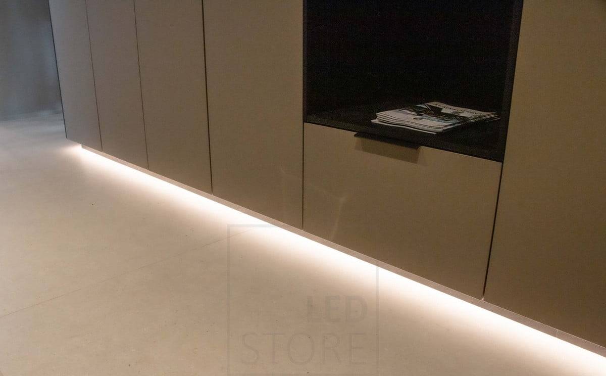 Feria de la Vivienda 2022: tira de luz Led en perfil, instalación en zócalo. Ledstore.fi