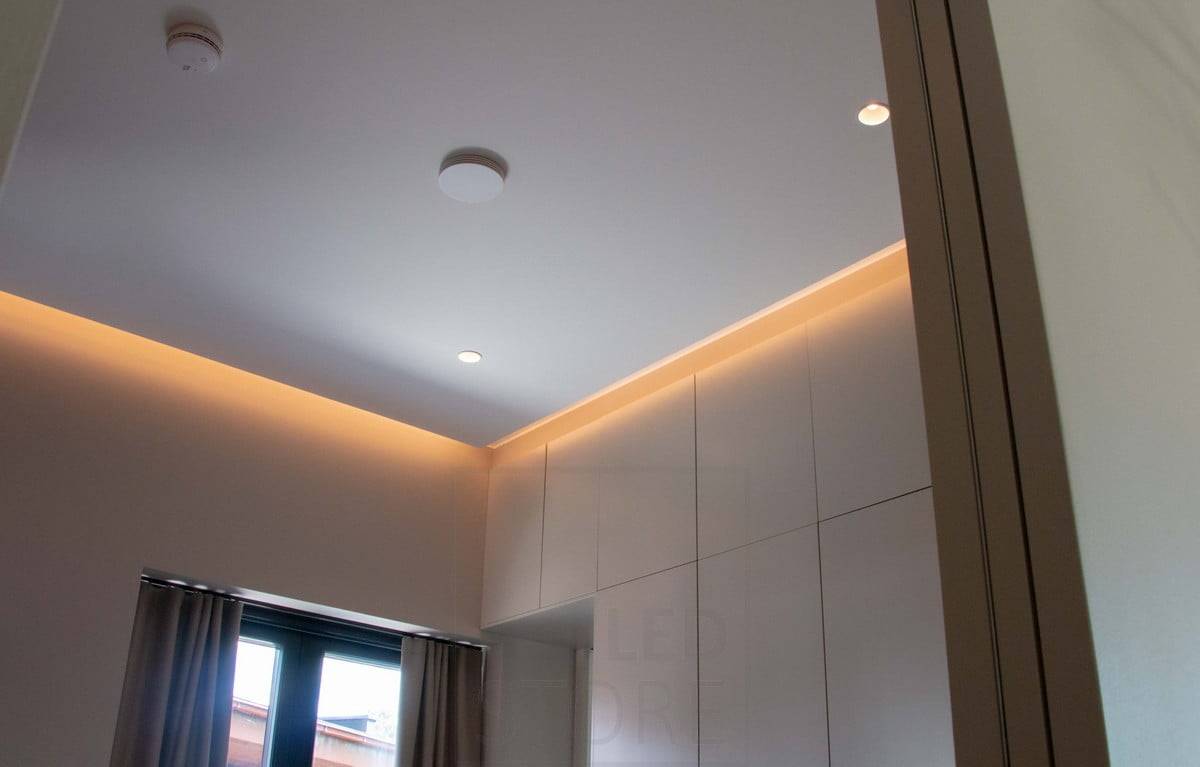 Feria de la Vivienda 2022: Luz tenue e indirecta en el dormitorio. La luz se dirige hacia la pared, creando la impresión de un techo flotante. Ledstore.fi