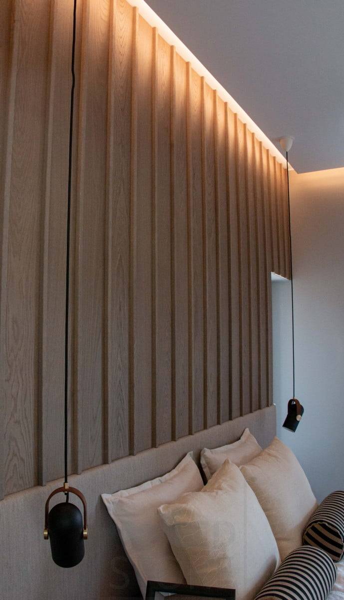 Feria de la Vivienda 2022: Un dormitorio con una iluminación cambiante y hermosa creada con luz indirecta. En el piso inferior, lámparas colgantes a ambos lados de la cama. Ledstore.fi
