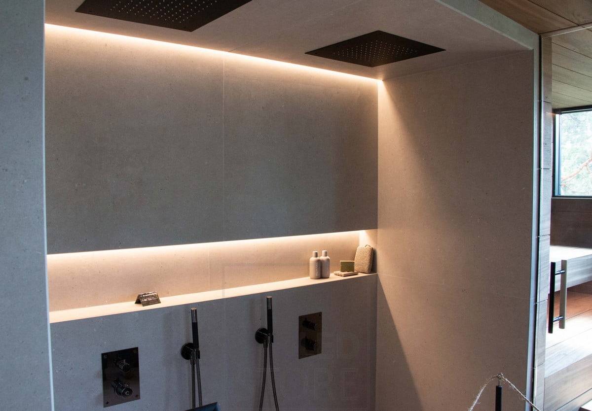 Feria de la Vivienda 2022: En la ducha, iluminación ambiental con tiras de leds en el hueco del champú y entre el techo y la pared. Ledstore.fi