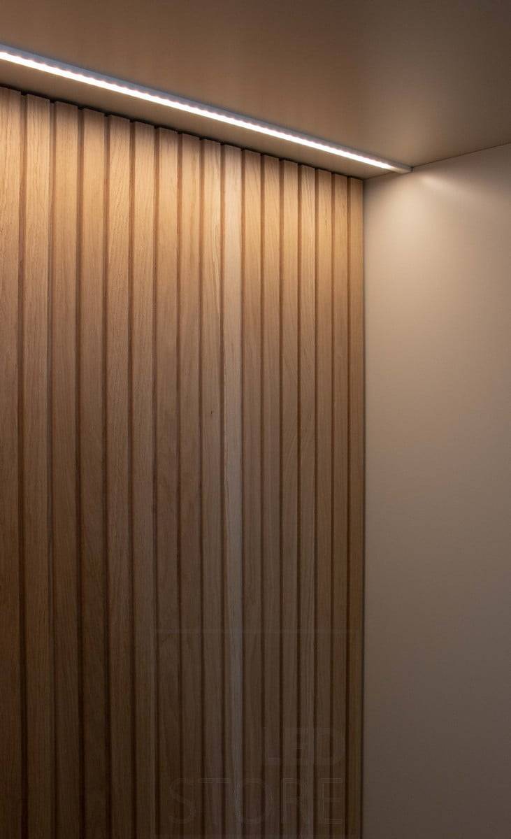 Feria de la Vivienda 2022: Bonita pared cornisa resaltada con tira LED en el perfil superior. Ledstore.fi