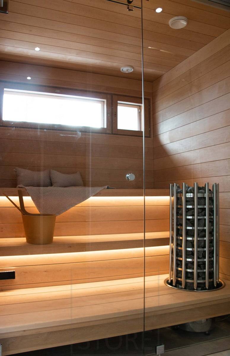 Feria de la Vivienda 2022: iluminación ambiental para sauna con tiras de Led. Tiras de Led bajo el techo iluminando indirectamente la sauna. Ledstore.fi