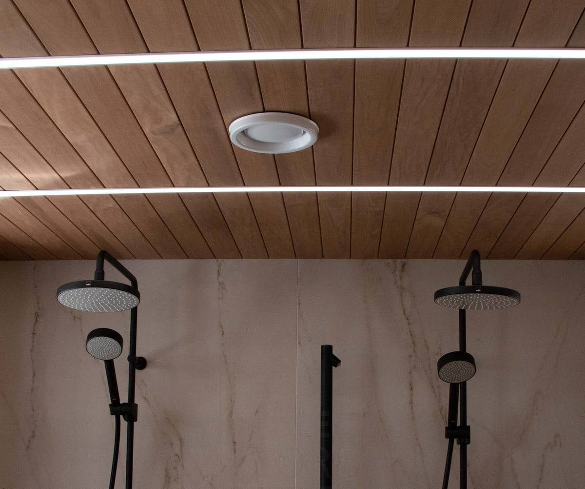 Housing Fair 2022: Las tiras de leds en un estrecho perfil empotrado crean elegantes líneas de luz en el techo del baño. Ledstore.fi