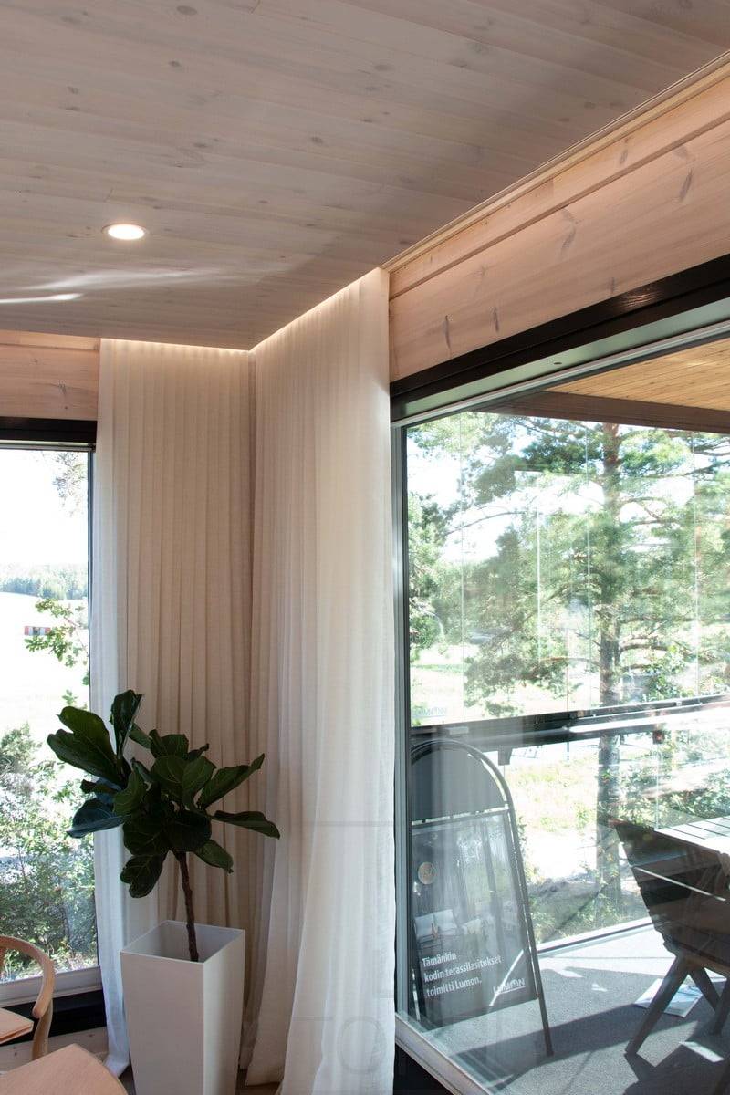 Feria de la Vivienda 2022: Lujosa luz atmosférica con tira de leds. La tira de leds ilumina la luz indirecta de la ranura, con un riel de cortina oculto en la ranura. Ledstore.fi