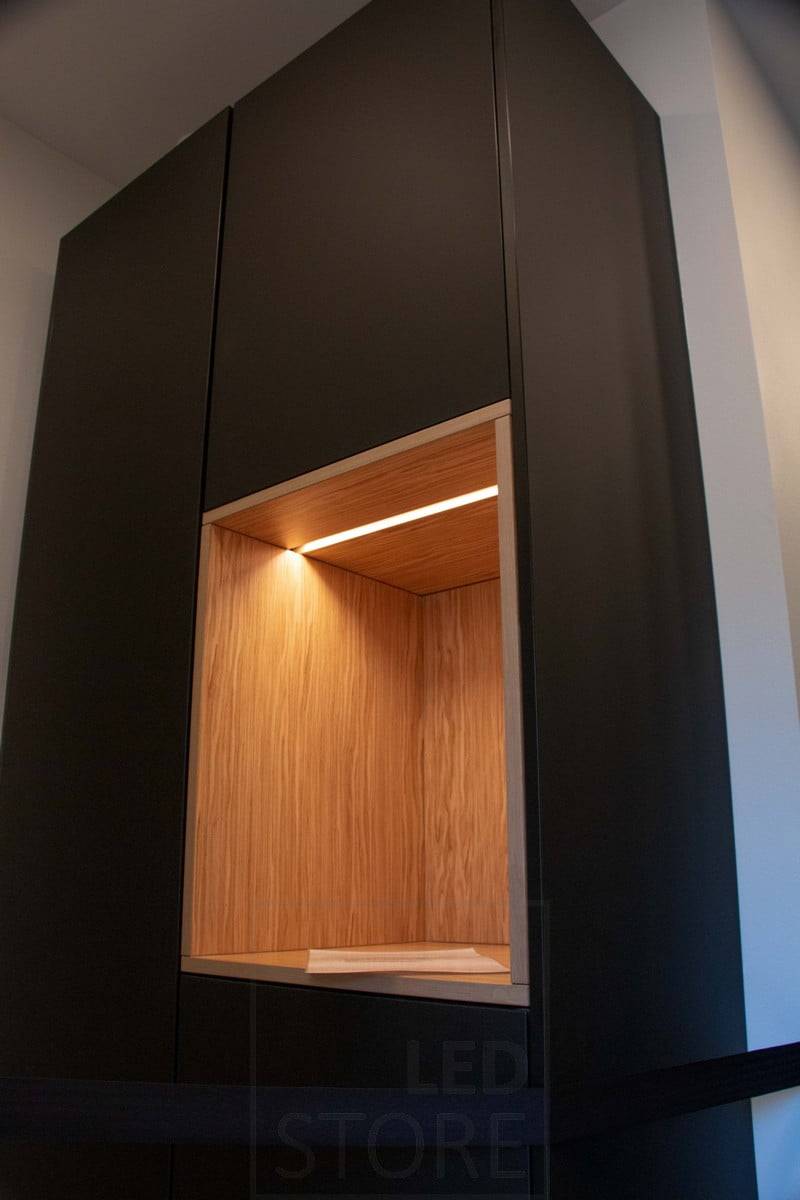 Feria de la Vivienda 2022: tira de luz led en un estrecho perfil empotrado iluminando un estante abierto de un armario. Ledstore.fi