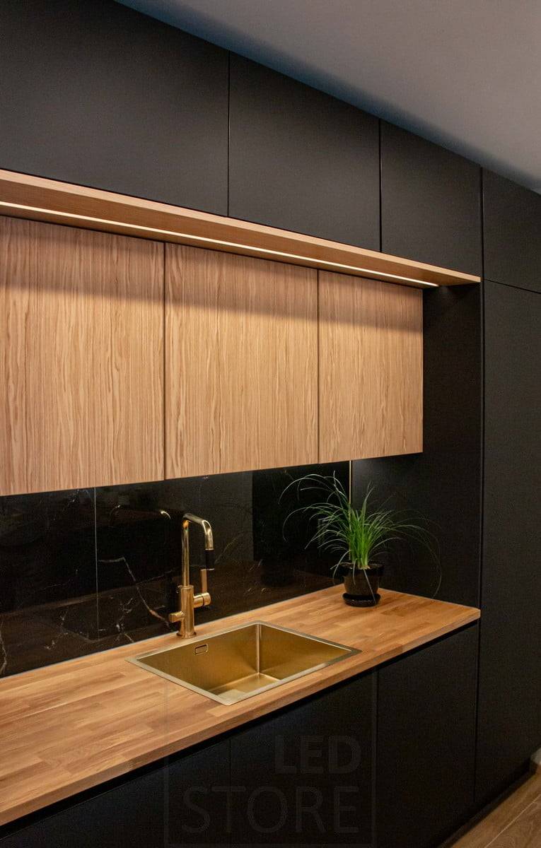 Feria de la Vivienda 2022: Armarios superiores de cocina en dos niveles, ambos iluminados con tiras de LED. Ledstore.fi