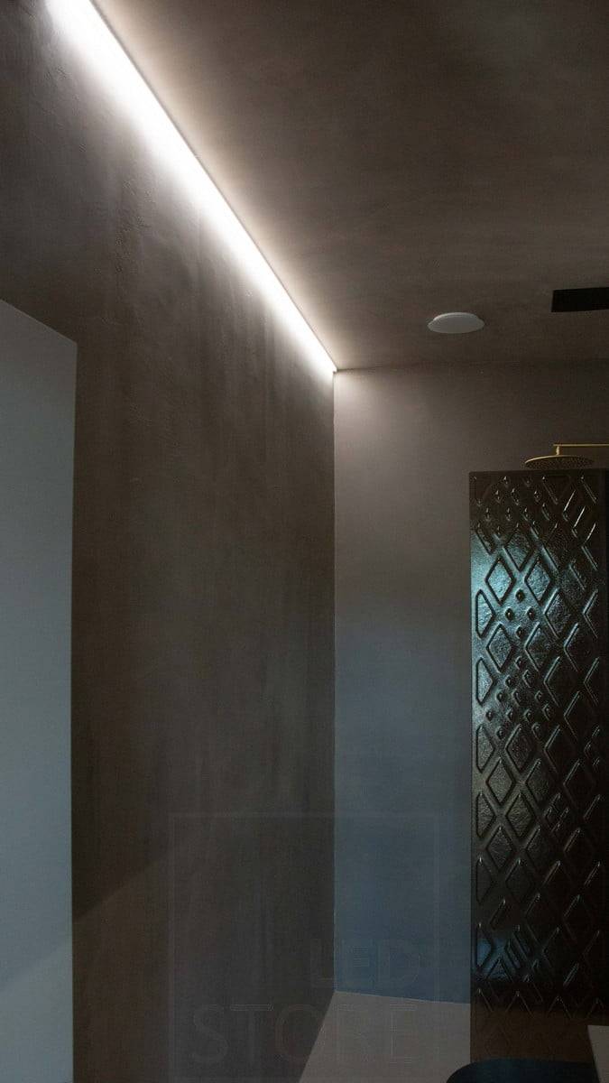 Housing Fair 2022: En el lavabo, una tira de LED proporciona iluminación ambiental y resalta la textura de la pared. Ledstore.fi