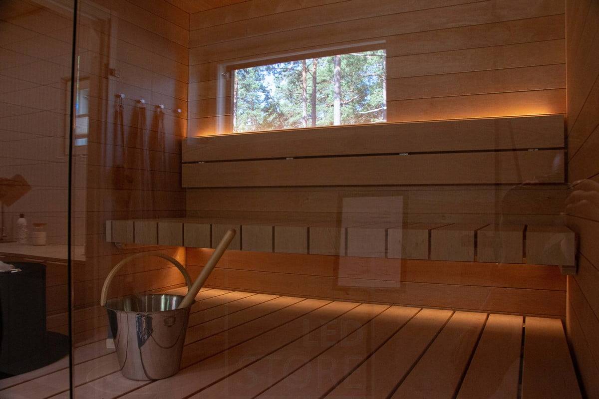 Feria de la Vivienda 2022: Una sauna con iluminación atmosférica y suave con tiras de leds bajo los bancos y en el respaldo. Ledstore.fi