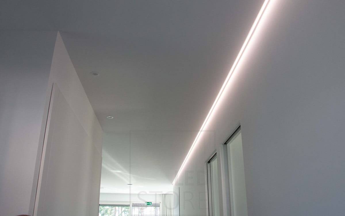 Feria de la Vivienda 2022: Luz indirecta en el pasillo entre el techo y la pared. La iluminación es atmosférica y suave. Ledstore.fi