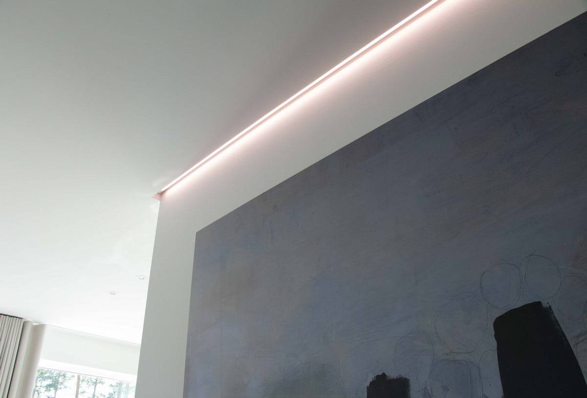 Feria de la Vivienda 2022: La luz indirecta atraviesa la pared. Tira de LED instalada entre el techo y la pared. Ledstore.fi