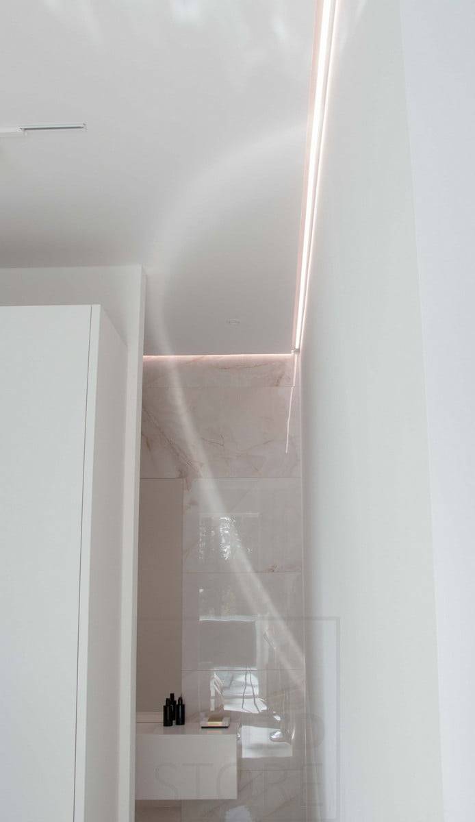 Feria de la Vivienda 2022: Luz indirecta en el cuarto de baño. La iluminación es suave y atmosférica. Ledstore.fi