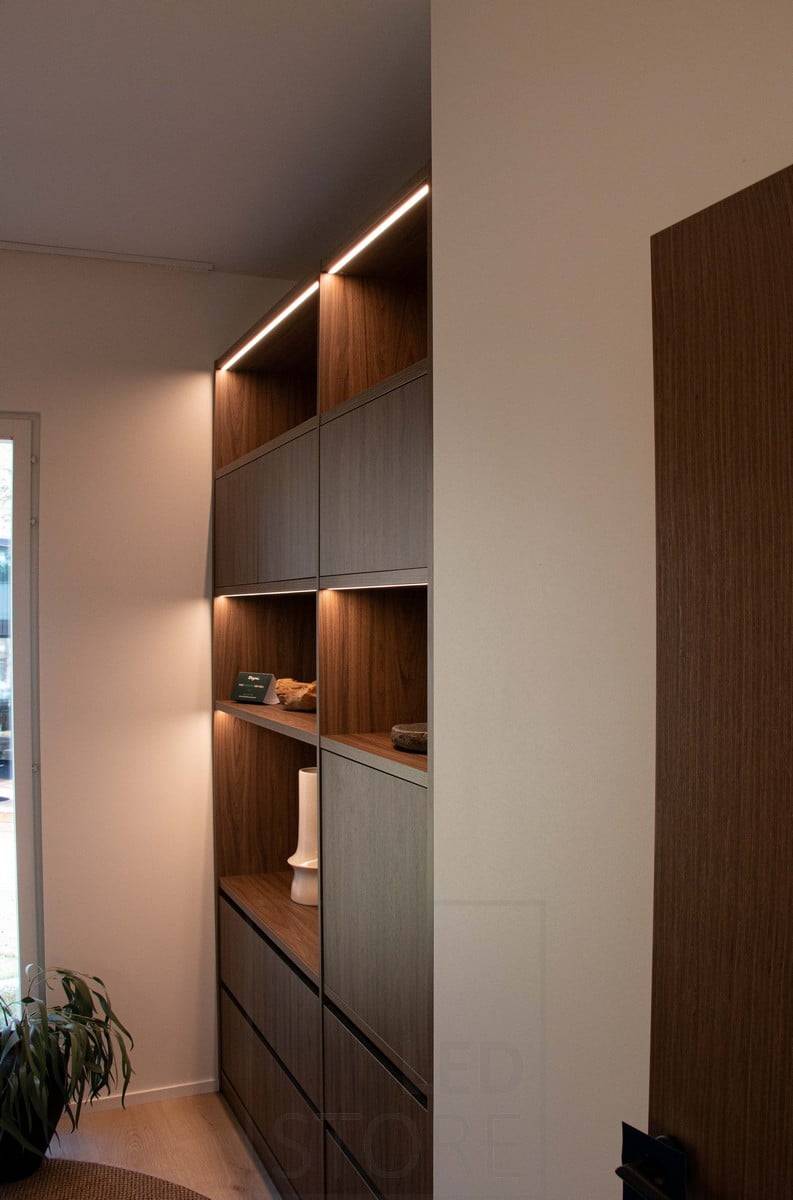 Tiras de luces led fresadas sobre estantes en un estrecho perfil enrasado. Ledstore.fi