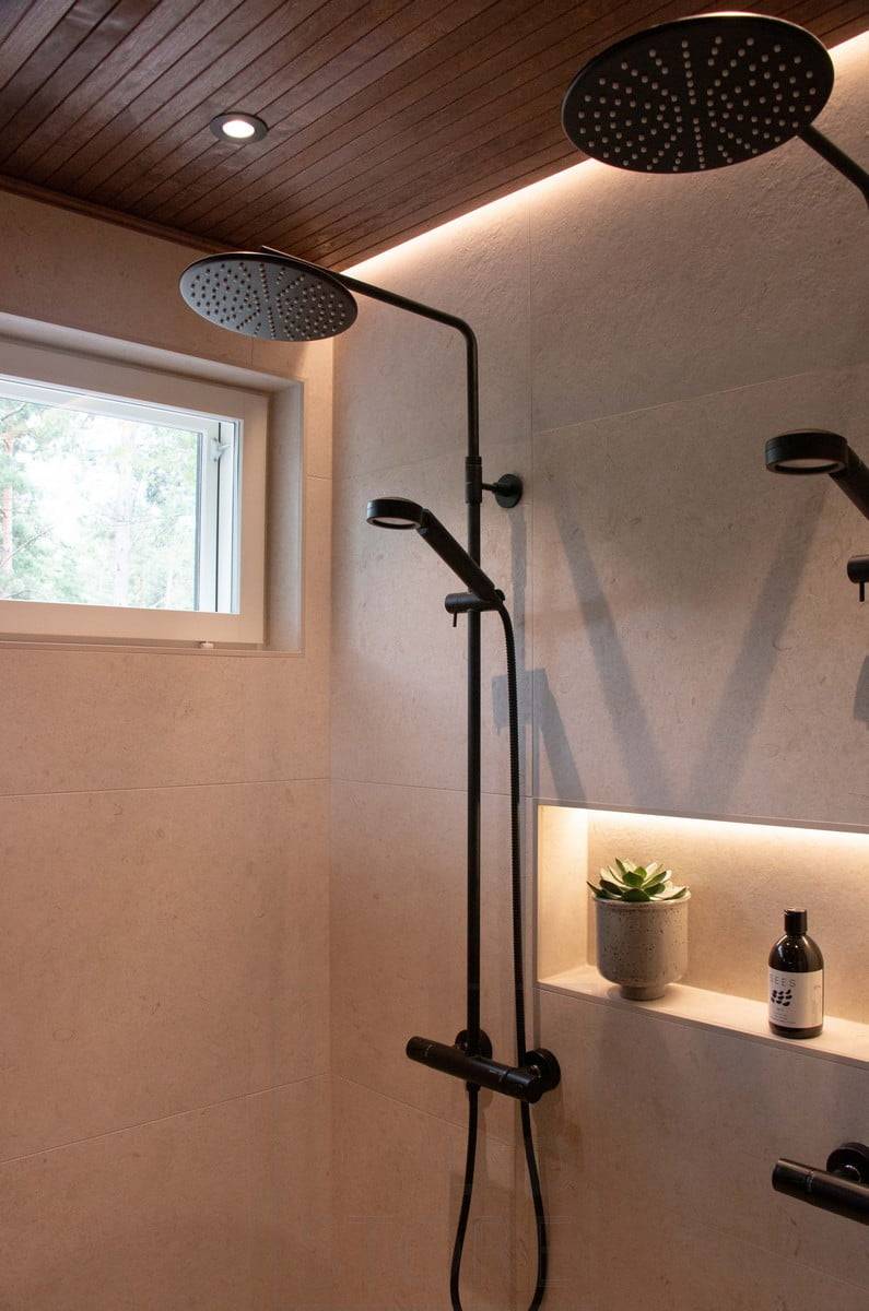 Luz indirecta en una ducha y jabonera. Ledstore.fi