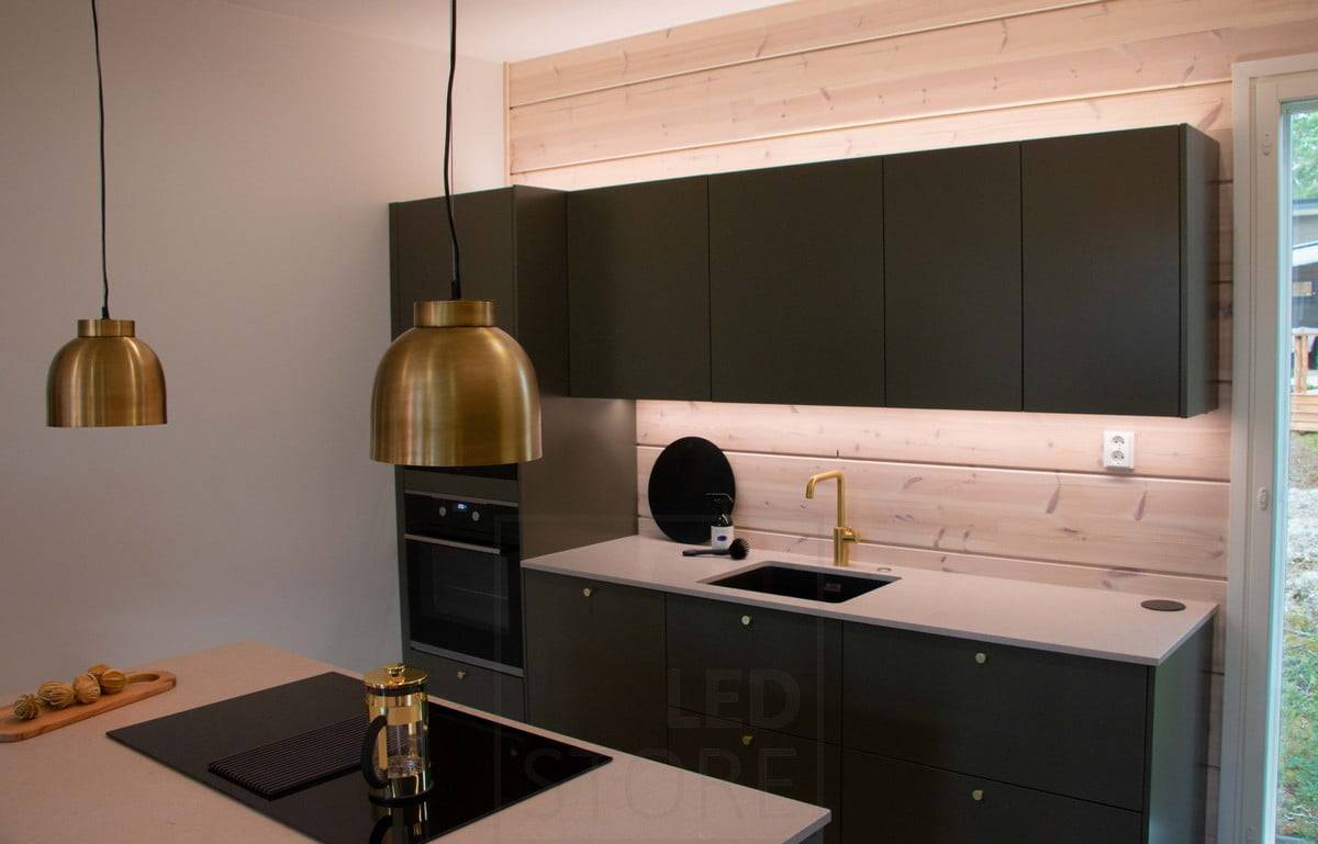 Luz indirecta en una cocina negra, desde el lateral. Ledstore.fi