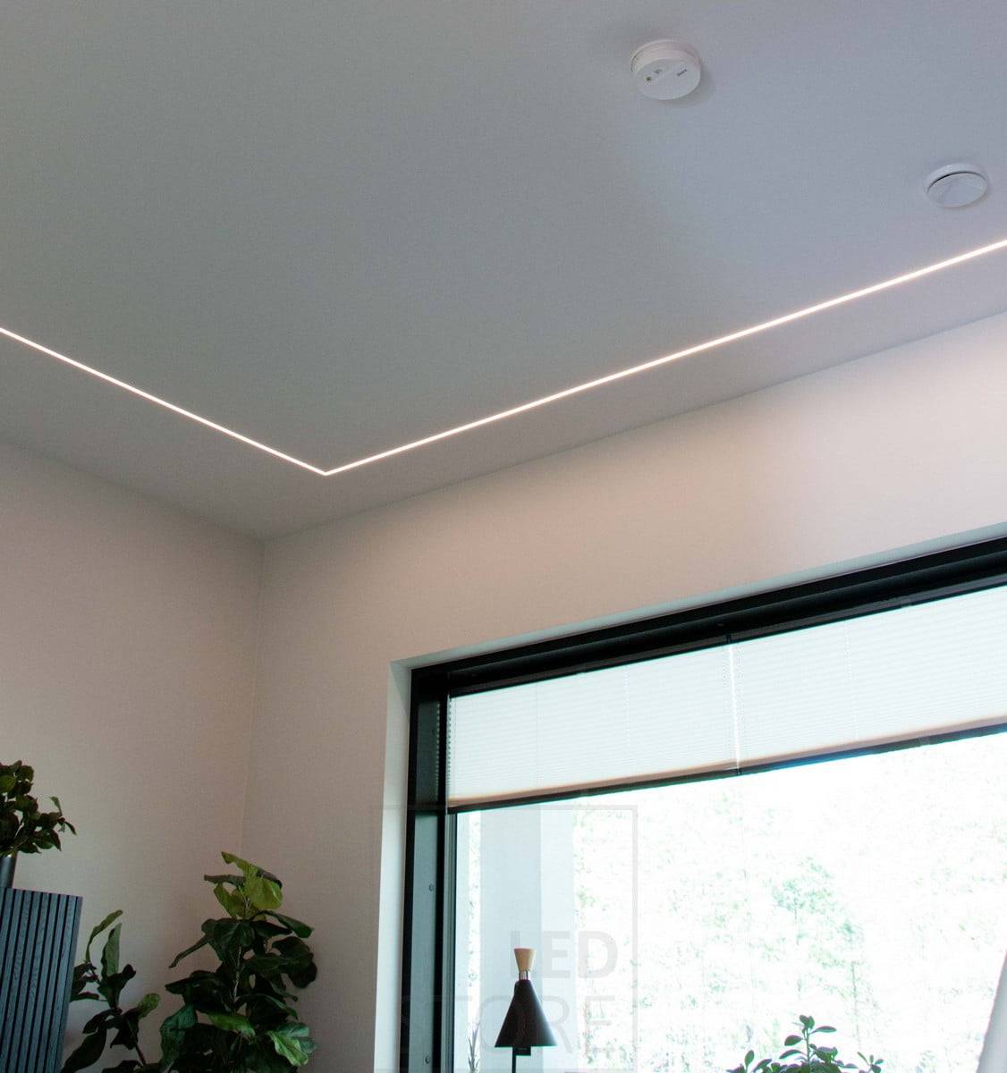 Feria de la Vivienda 2022: Perfil led estrecho empotrado en techo de escayola en forma de L. Ledstore.fi