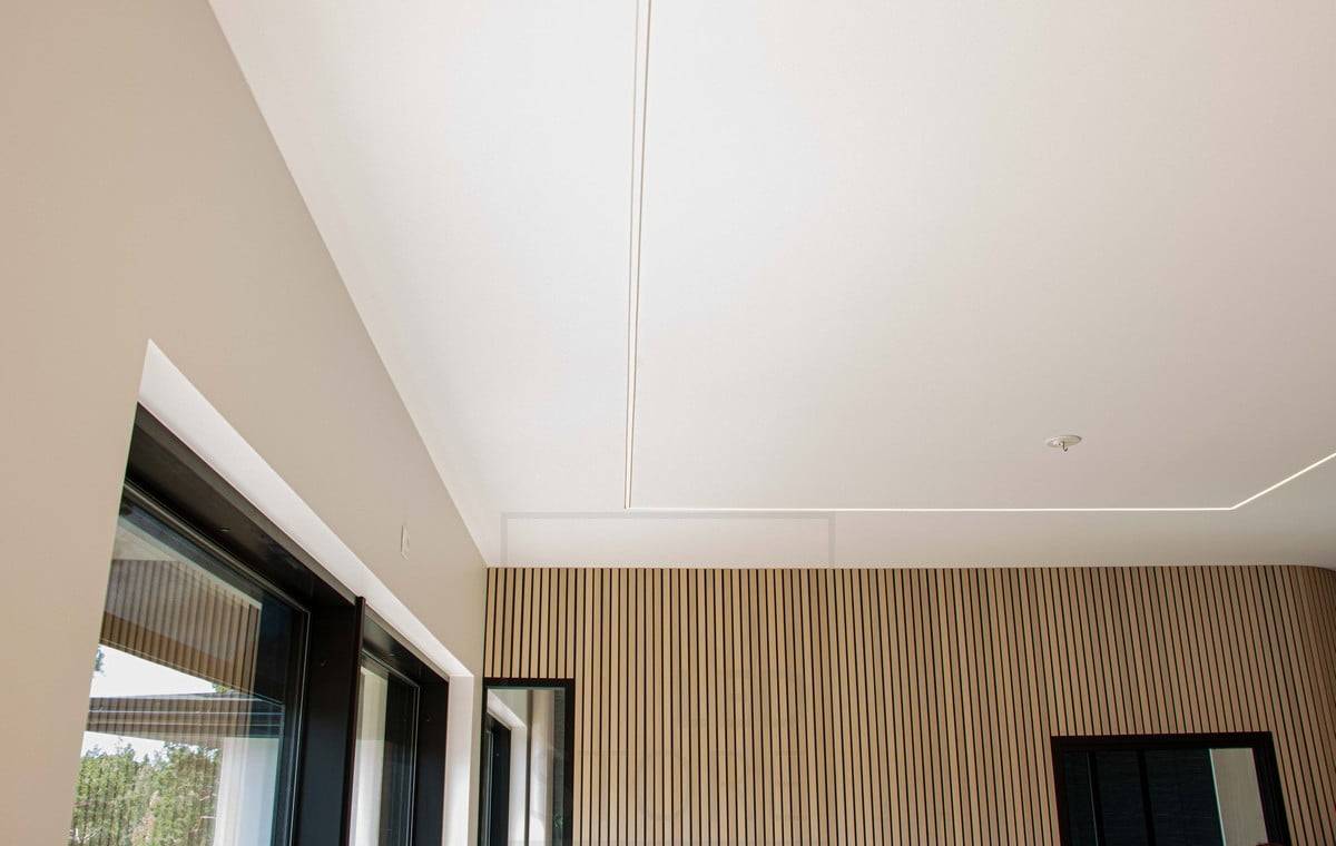 Feria de la Vivienda 2022: Perfil led estrecho empotrado en techo de escayola. Ledstore.fi