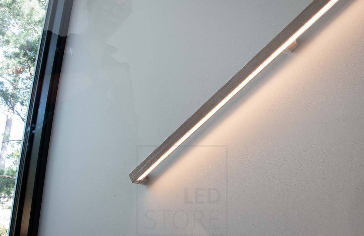 Feria de la Vivienda 2022: Perfil Led empotrado en una barandilla de madera. Ledstore.fi