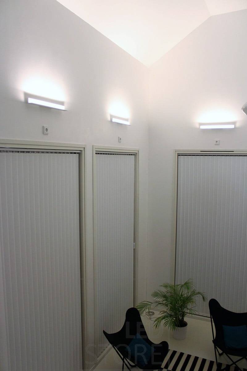 Iluminación indirecta creada en un salón con luminarias BLADE. La luminaria se instala para iluminar desde abajo hacia arriba, por lo que la iluminación indirecta también enfatiza la altura del espacio. Ledstore.fi