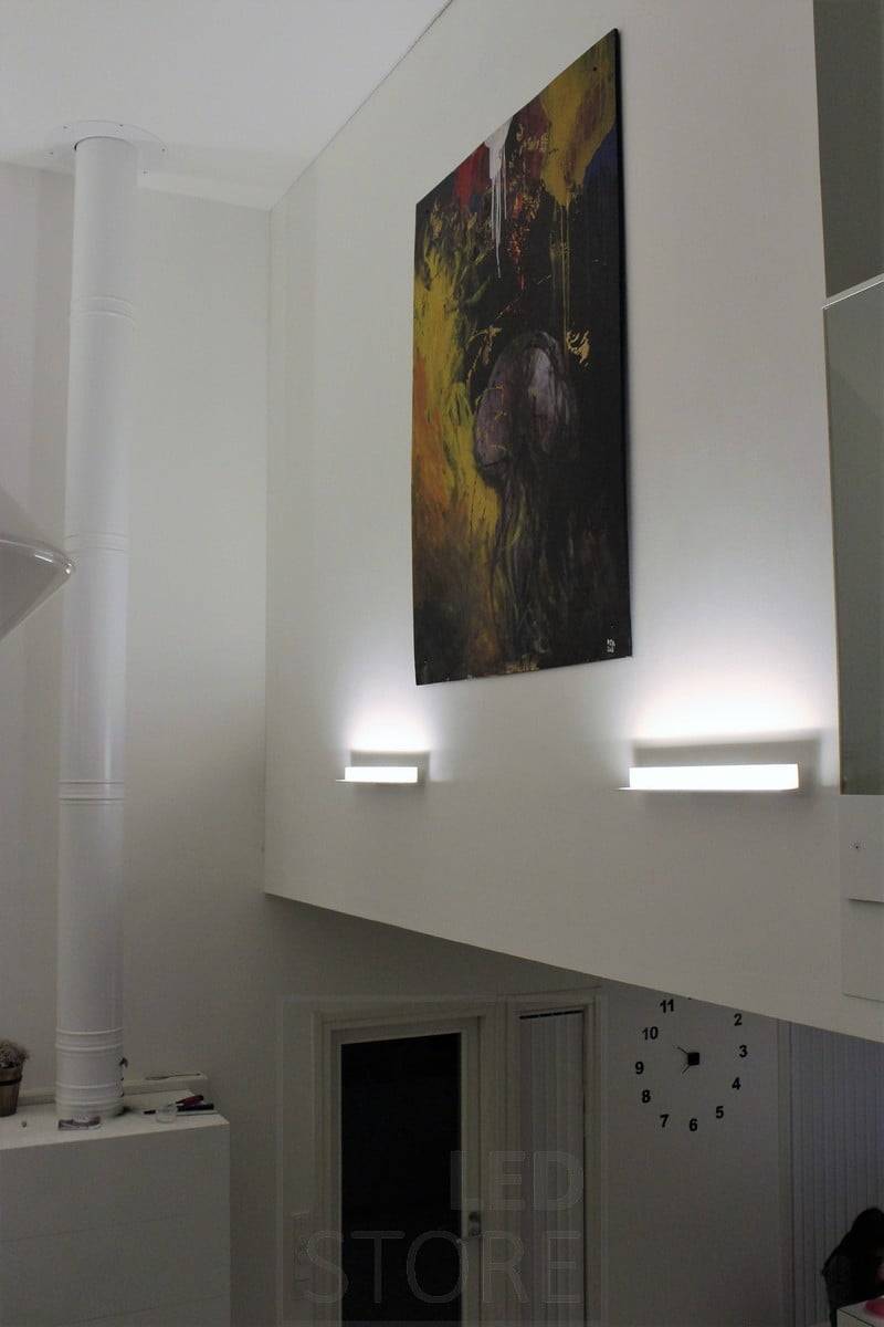 Con Led WALL BLADE también puede crear fácilmente una iluminación indirecta colocándolo de forma que la luz se dirija hacia arriba. La luz hacia arriba también acentúa las obras de arte. Ledstore.fi