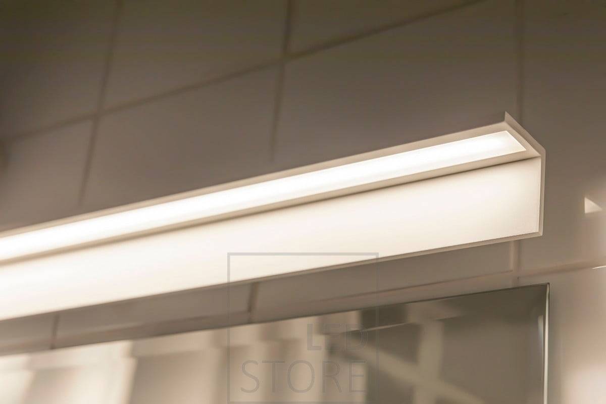 Aplique de pared Blade en el baño, iluminando el espejo. Ledstore.fi