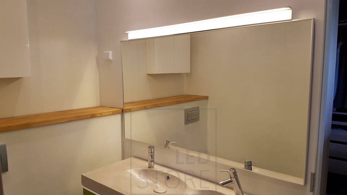 El aplique led BLADE es resistente a la humedad (IP54) y es ideal para tratamientos de belleza, afeitado, etc. encima del espejo del baño. La luz es eficiente pero atmosférica. Ledstore.fi