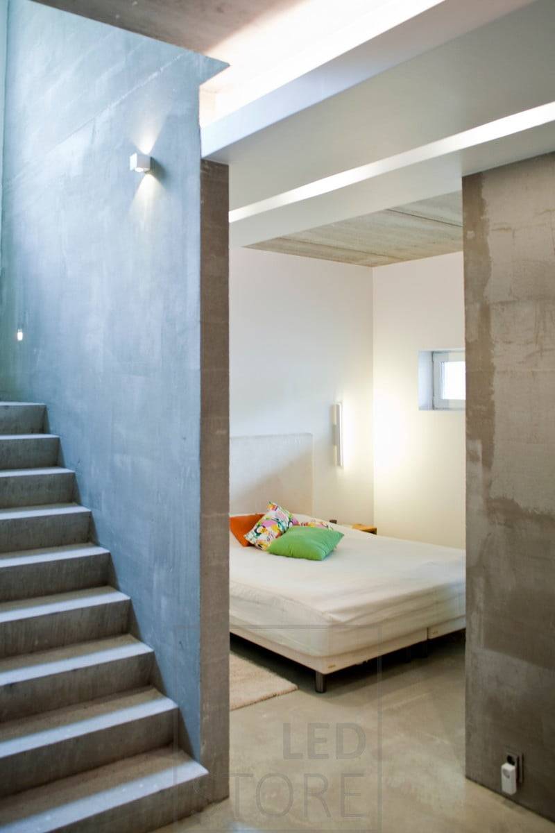 Aplique de pared bidireccional CUBIC para la iluminación de escaleras. También disponible como modelo monodireccional. Ledstore.fi