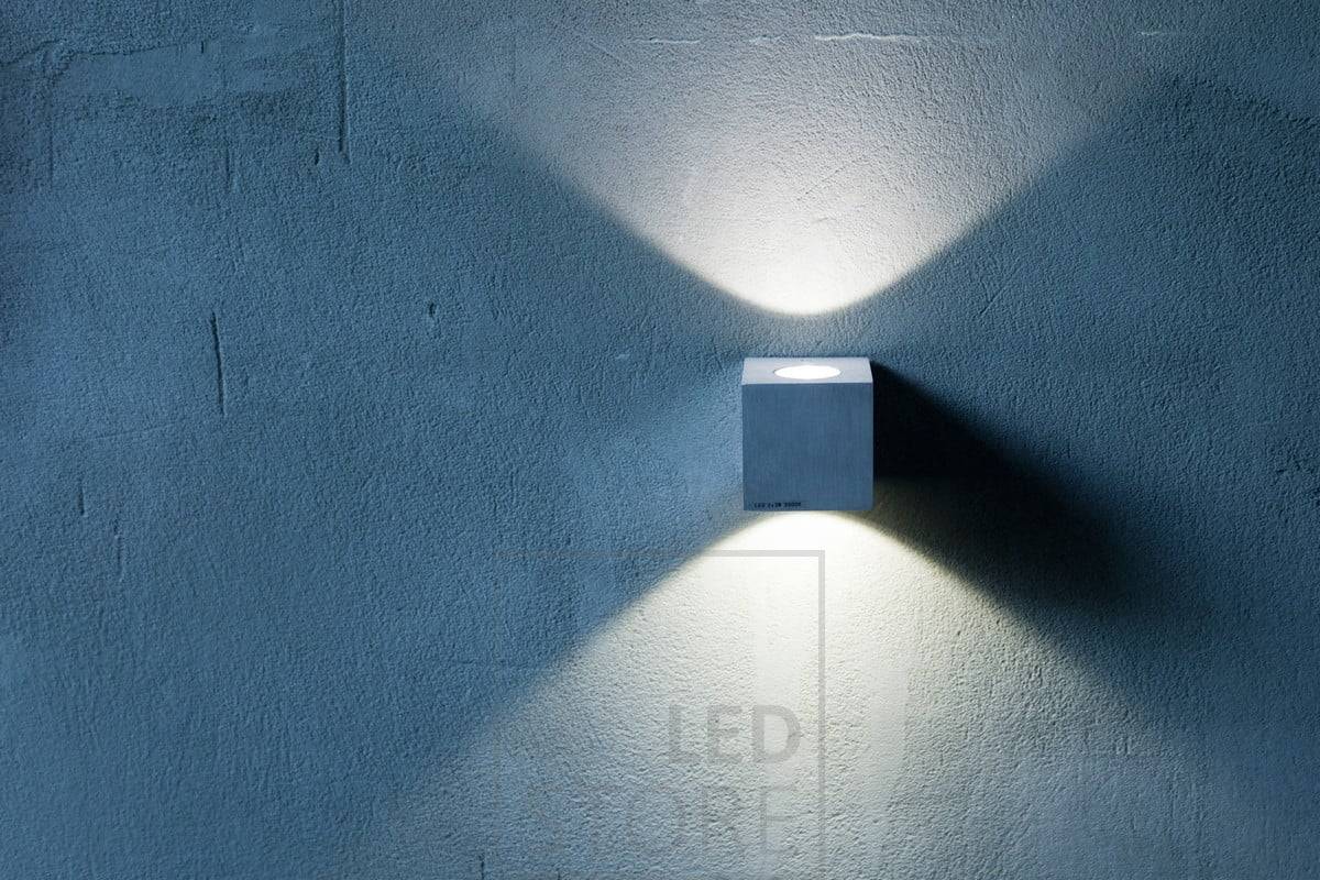 El aplique led CUBIC resalta la textura de la pared de microcemento. Ledstore.fi