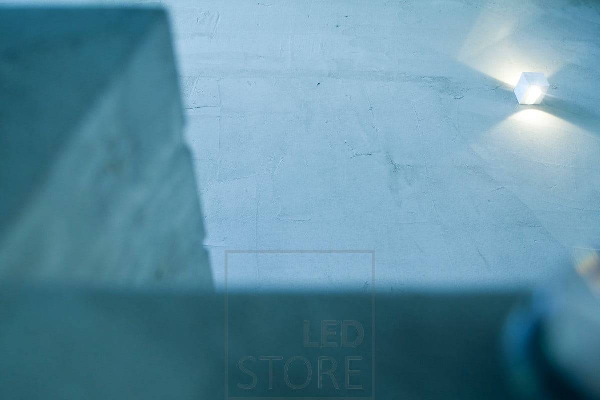 El aplique led CUBIC de aluminio cepillado tiene un diseño elegante y moderno y encaja bien en los interiores escandinavos. Además, la luminaria realza la textura de la pared de microcemento. Ledstore.fi