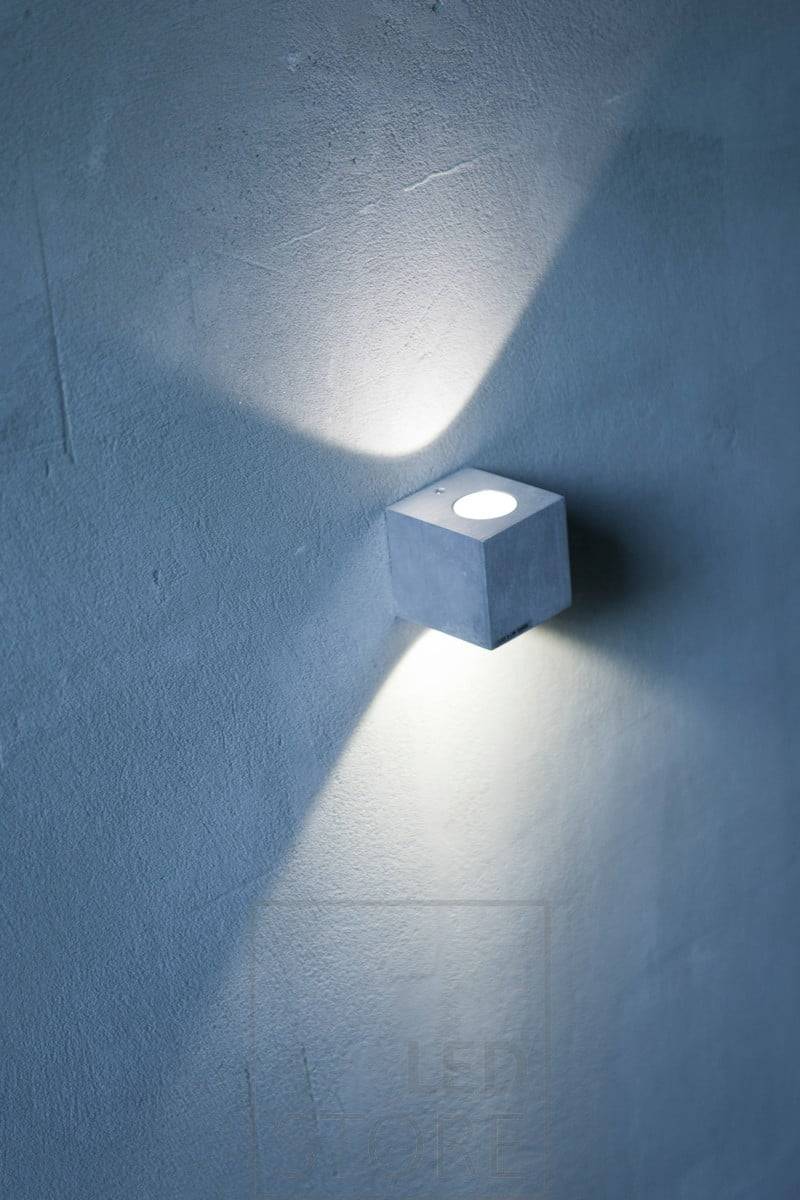 El aplique CUBIC de aluminio cepillado tiene un diseño elegante y moderno y encaja bien en los interiores escandinavos. Además, la luminaria realza la textura de la pared de microcemento. Ledstore.fi