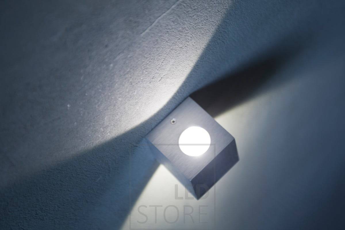CUBIC es un diseño elegante y moderno que encaja bien con los interiores escandinavos. Además, la luminaria realza la textura de la pared de microcemento. Ledstore.fi
