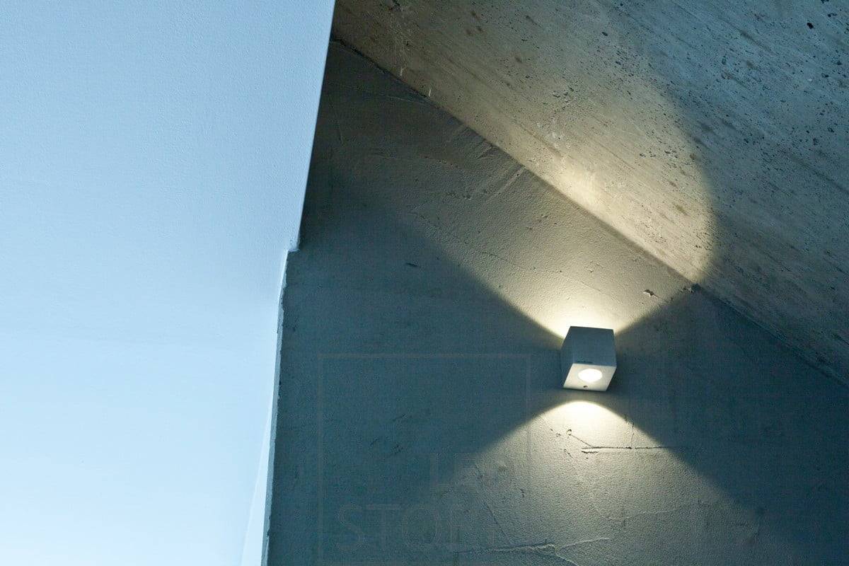 CUBIC es un diseño elegante y moderno que encaja bien con los interiores escandinavos. Además, realza la textura de la pared. Ledstore.fi