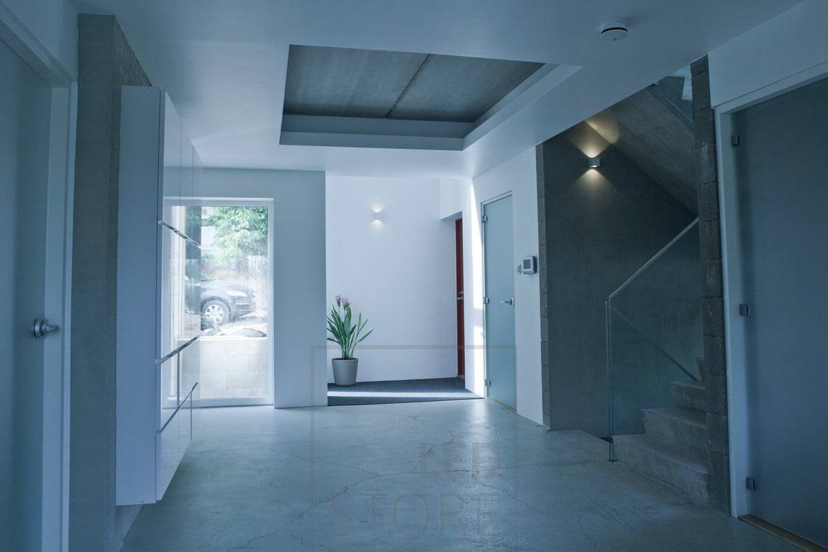 En el pasillo, apliques LED bidireccionales para una iluminación ambiental. CUBIC tiene un diseño elegante y moderno que encaja a la perfección con los interiores escandinavos. Ledstore.fi