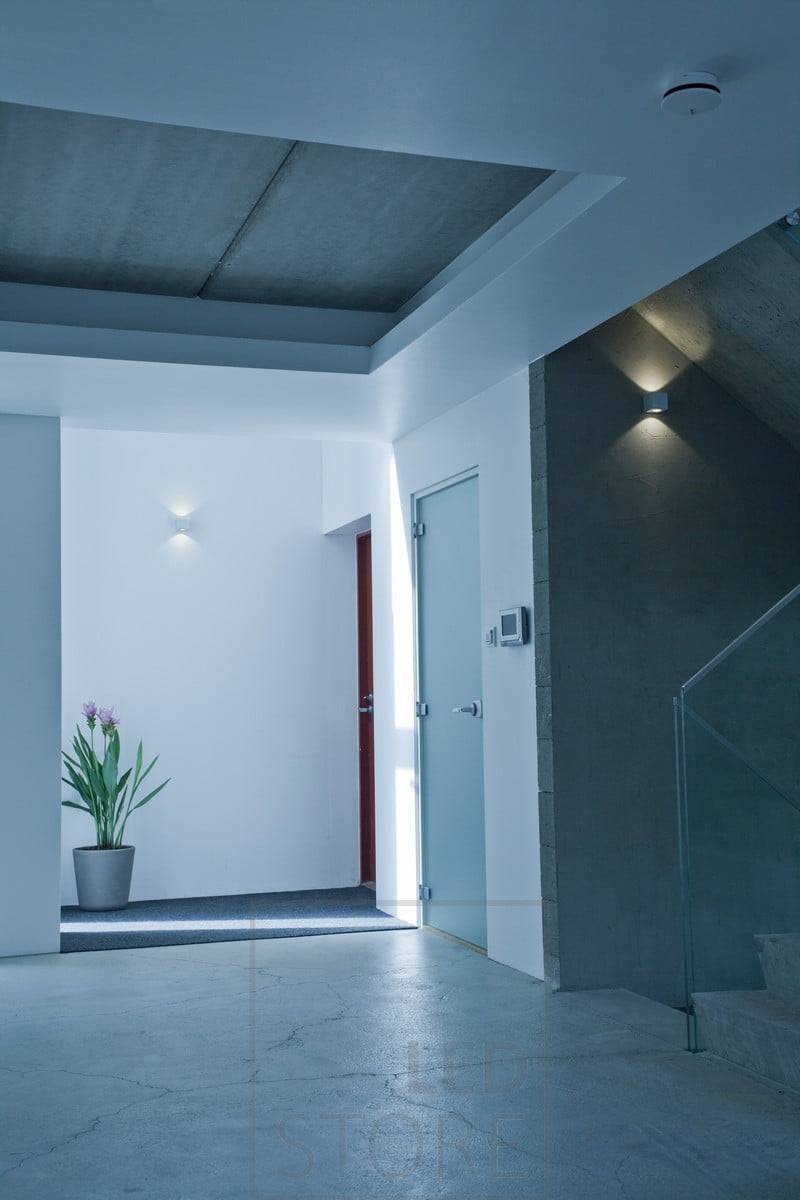 El aplique led bidireccional CUBIC es un diseño elegante y moderno que encaja bien en los interiores escandinavos. Ledstore.fi