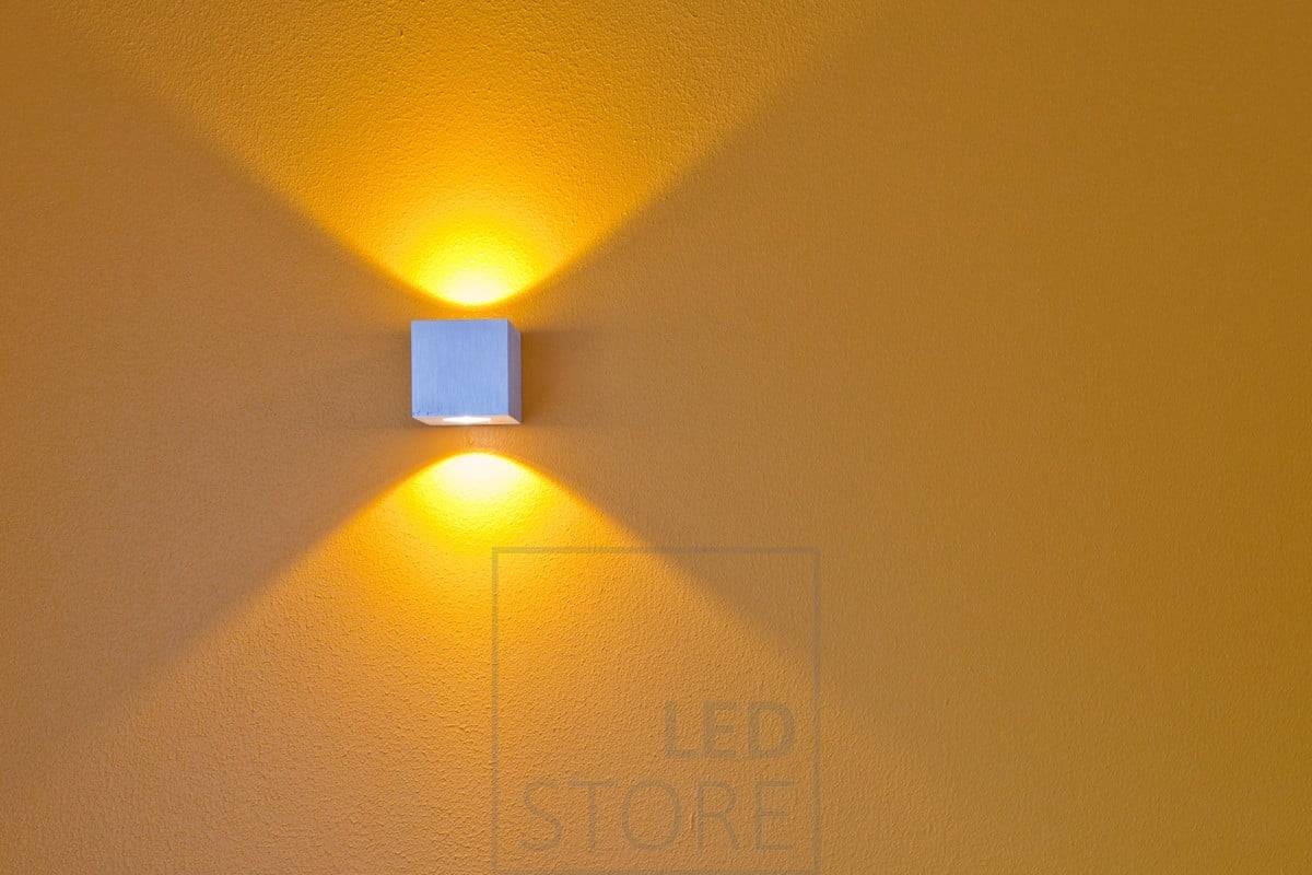 La pequeña luminaria CUBIC ofrece amplios y bellos patrones de luz en dos direcciones en la pared. La CUBIC de pared tiene una intensidad luminosa equivalente a unos 2x15W halógenos, lo que da una salida total de luz de unos 2x200 lúmenes. Ledstore.fi