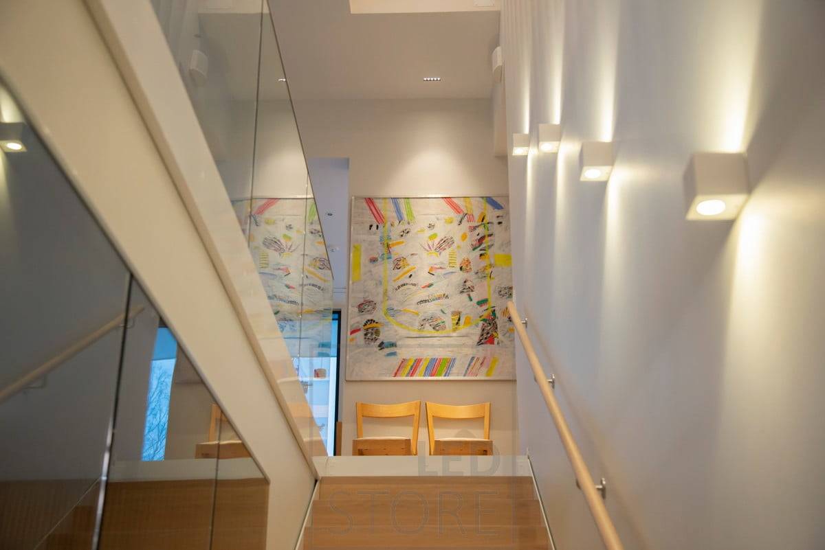 Apliques CUBIC que iluminan y acentúan a través de la pared en dos direcciones. Ledstore.fi