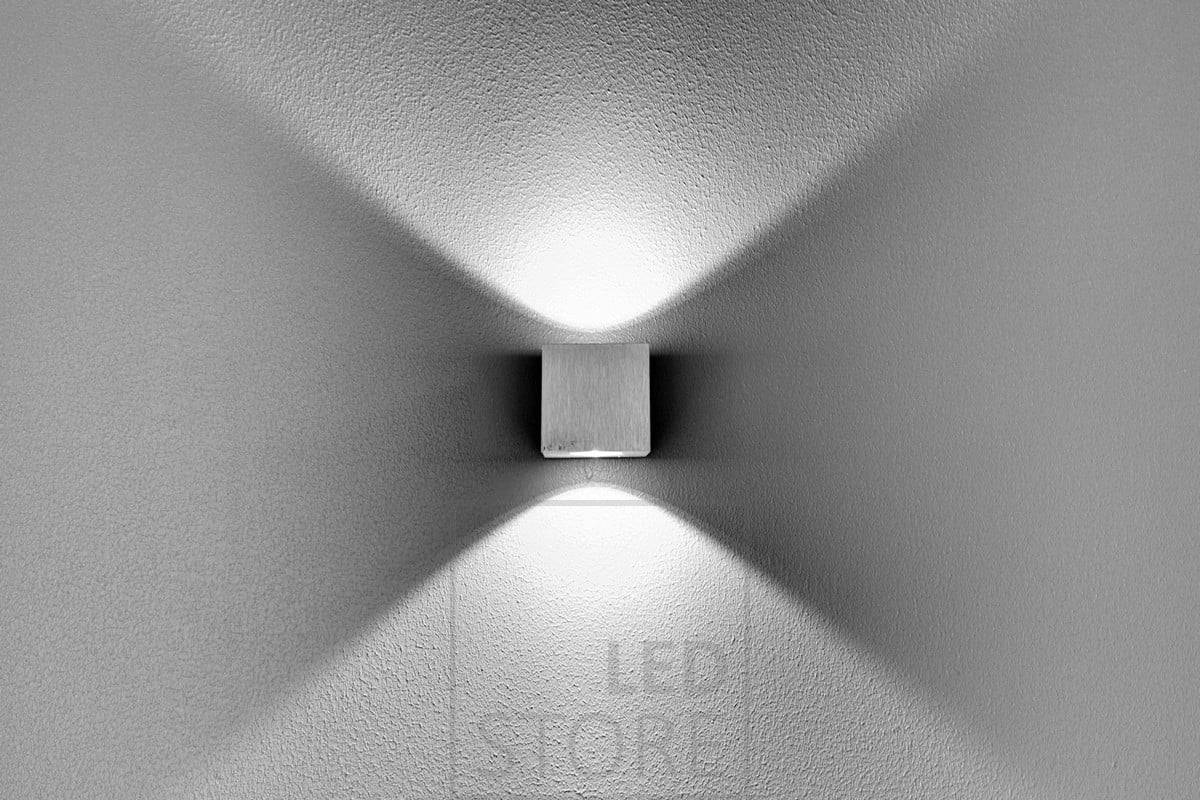La pequeña lámpara CUBIC crea un amplio y bello patrón de luz en la pared. La CUBIC de pared tiene una intensidad luminosa equivalente a unos 2x15W halógenos, lo que da una salida total de luz de unos 2x200 lúmenes. Ledstore.fi