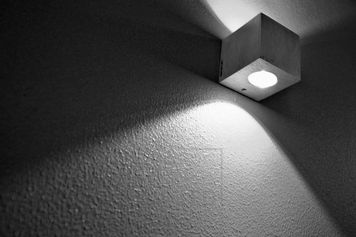 Una atmosférica lámpara de pared led CUBIC, perfecta para el diseño de interiores escandinavo. La luminaria ilumina en dos direcciones, también disponible en versión unidireccional. Ledstore.fi