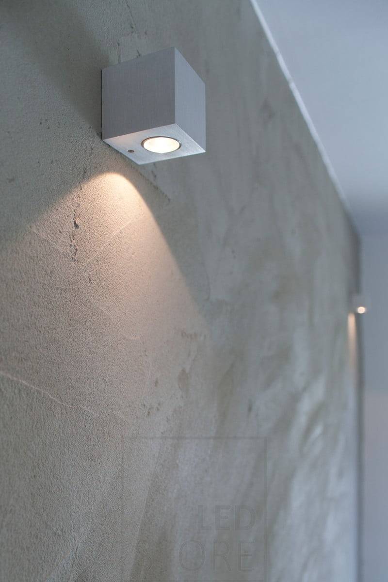 El aplique led CUBIC ilumina hacia arriba o hacia abajo. La fuente de luz es Creen powerLED de 3W, que equivale a unos 15W halógenos (200 lúmenes). Ledstore.fi