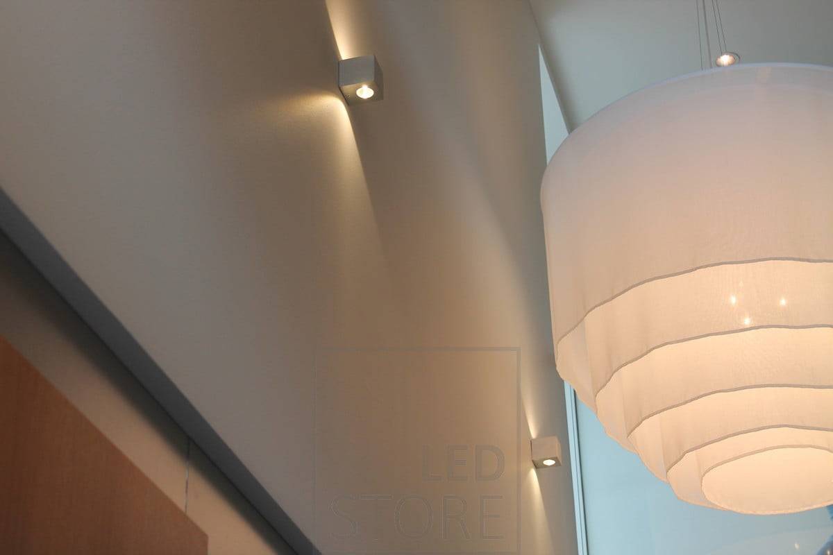 Aplique led CUBIC con iluminación de pared bidireccional. El patrón de luz forma un bonito abanico en la pared. Ledstore.fi