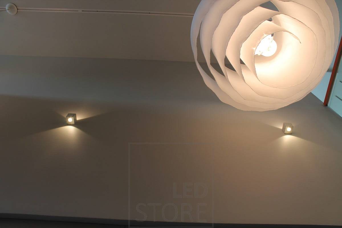 Aplique led CUBIC en dos direcciones, ilumina el espacio entre los pisos con luz en dos direcciones. Ledstore.fi