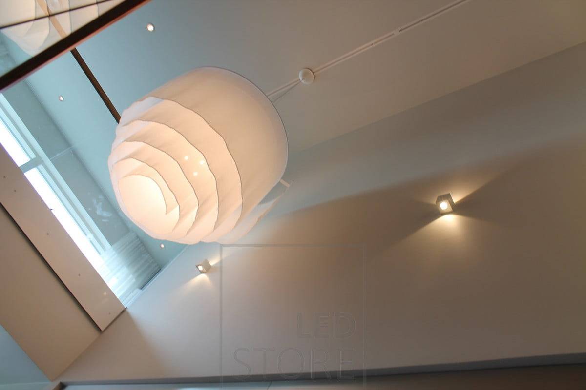 Aplique led CUBIC en dos direcciones, que ilumina el espacio entre las plantas. Ledstore.fi