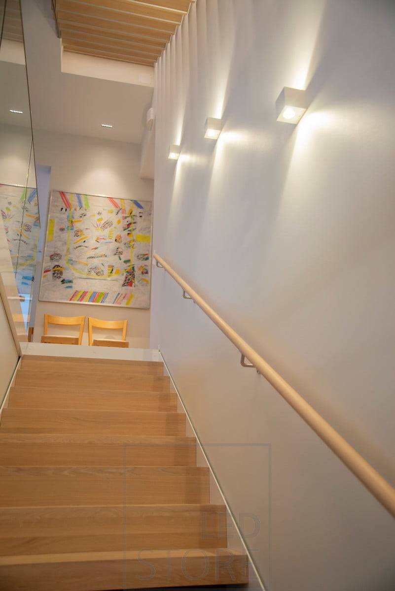 Iluminar y acentuar la escalera con las luminarias de pared CUBIC led, iluminando la pared en dos direcciones. Ledstore.fi